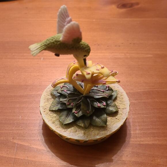 Humming Book Our America Figurine Decorative Ceramic Candle Topper 5 inches - Picture 2 of 6